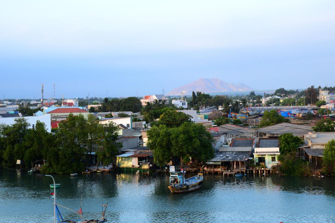 Отель Nha Nghi Hung Hoa Фантхьет Экстерьер фото